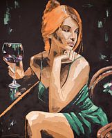 Jeune femme rousse au verre de vin