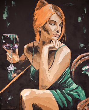 Jeune femme rousse au verre de vin