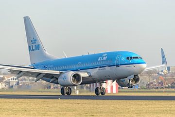 Landende KLM Boeing 737-700. van Jaap van den Berg