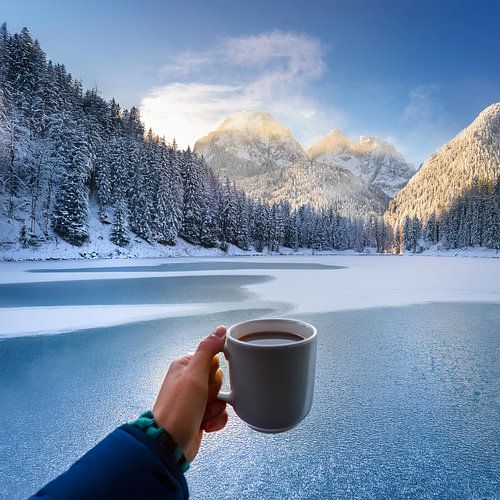 Une tasse de café chaud au bord d'un magnifique lac gelé.
