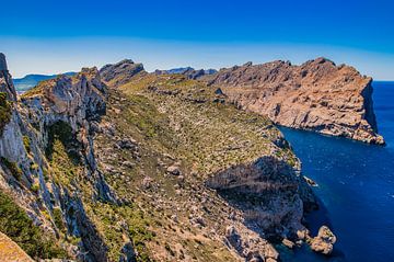 Cap de Formentor, verbazingwekkende rotsachtige kustlijn op Mallorca, Spanje van Alex Winter