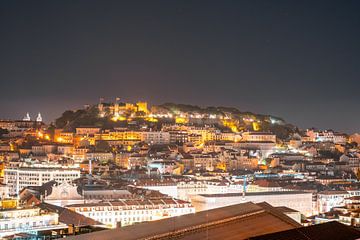 Stadsgezicht van Lissabon bij nacht met kasteel van Leo Schindzielorz