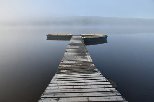 Aan het meer op een herfstochtend