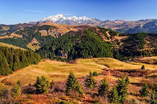 Herfst in de Franse Alpen met uitzicht op de Mont Blanc aan de horizon