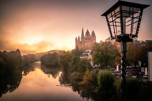 De Lahn in Duitsland en de Limburgse Dom bij zonsopgang in de mist