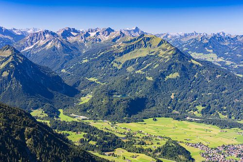 Panorama van de Gaisalphorn naar Oberstdorf en de Lorettowiesen, met de Fellhorn op de achtergrond
