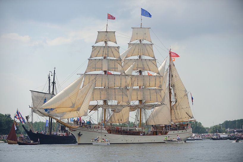 Tallship De Europa bij de parade van SAIL Amsterdam 2015 van Merijn van der Vliet