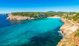 Idyllische Insellandschaft, schöne Küste des Strandes Cala Romantica Mallorca, Mittelmeer Spanien