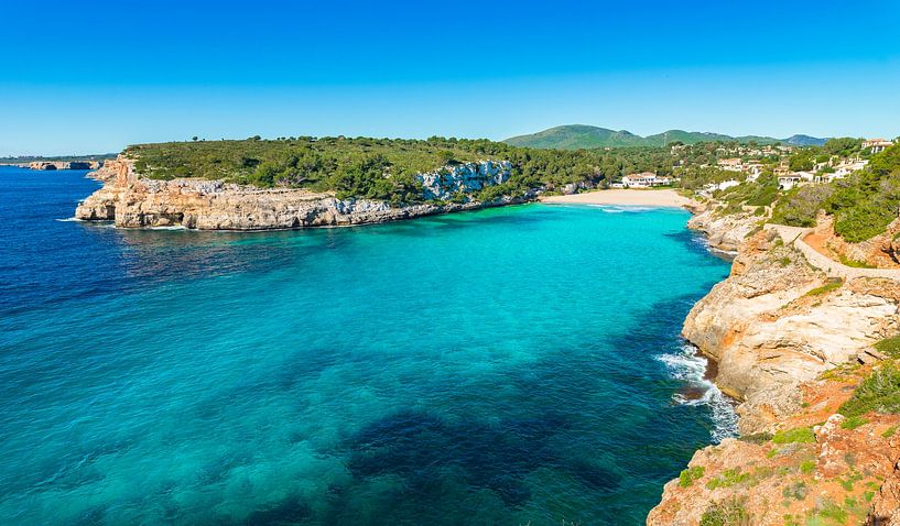 Paysage idyllique de l'île, belle côte de la plage Cala Romantica Majorque, mer Méditerranée Espagne par Alex Winter