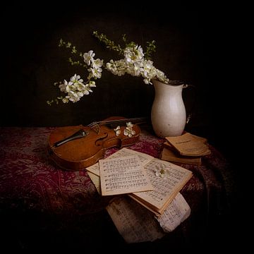 Geige und Notenblätter von Guna Andersone