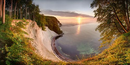 Krijtrotsen aan de Oostzee op Rügen bij zonsopgang.