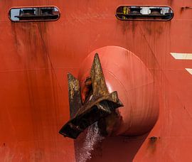Anchor off the bow of a cargo ship and rust marks. by scheepskijkerhavenfotografie