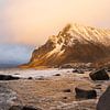 Oranje gekleurde berg Lofoten van Paul Veen