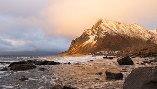 Oranje gekleurde berg Lofoten