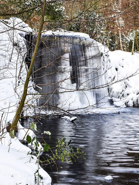 Kleiner Wasserfall Sonsbeek Park Arnheim im Schnee von Sharon Hendriks