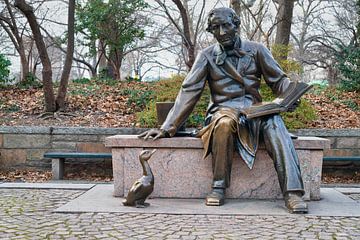 Statue de Hans Christian Andersen (par Georg Lober) à Central Park, New York, vue de jour avec arbre sur Mohamed Abdelrazek