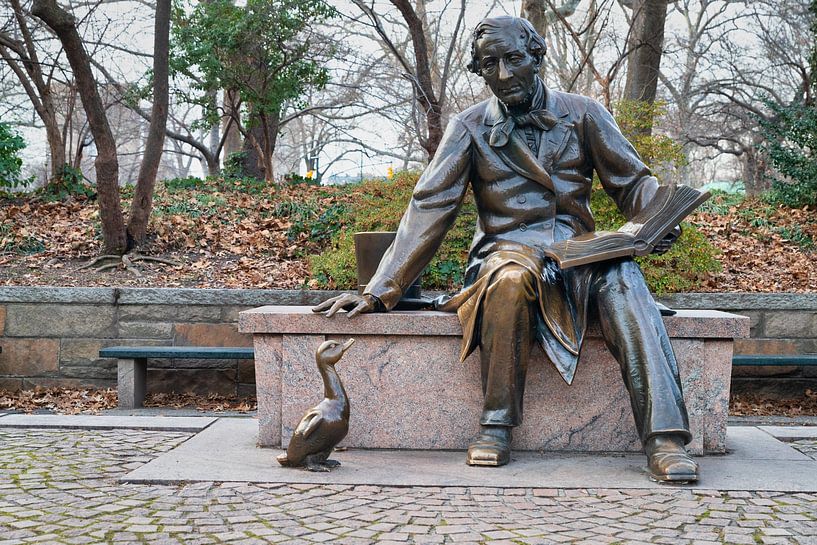 Statue de Hans Christian Andersen (par Georg Lober) à Central Park, New York, vue de jour avec arbre par Mohamed Abdelrazek