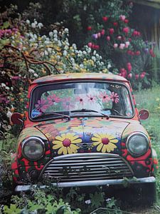 Alter Mini Cooper mit Hippie Blüten bemalt Sixtees