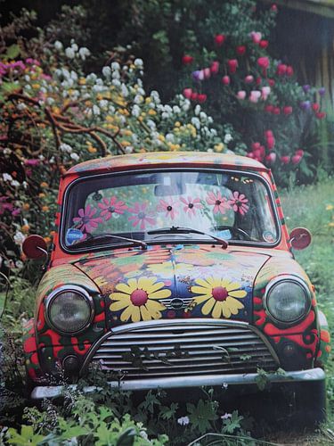 Oude Mini Cooper beschilderd met hippiebloemen Sixtees