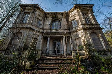 Een oud spookachtig verlaten urbex huis van Steven Dijkshoorn
