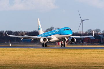 KLM Embraer 190 Landing op Amsterdam Airport Schiphol van Rutger Smulders