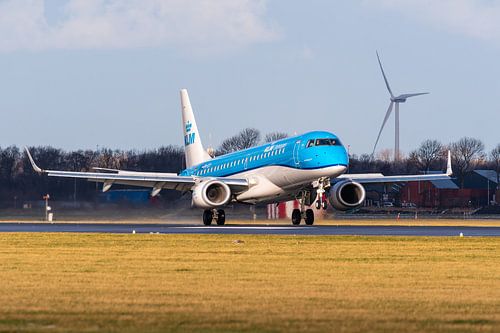 KLM Embraer 190 Landung auf dem Amsterdamer Flughafen Schiphol