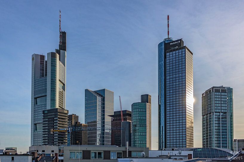 skyline van Frankfurt in zonlicht van Fotos by Jan Wehnert