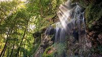 Lichtstralen bij de Uracher waterval [liggend formaat].