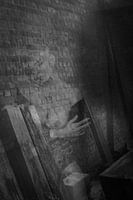 Stadse Echo: Gelaagdheid en Reflectie in Zwart-Wit