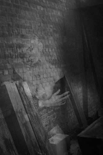 Echo urbain : superposition et réflexion en noir et blanc