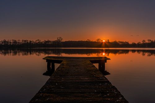 Lever de soleil au bord du lac