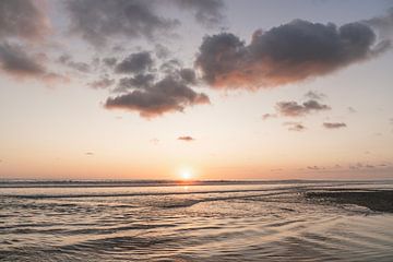 Adieu du jour - Coucher de soleil sur la côte sur Femke Ketelaar