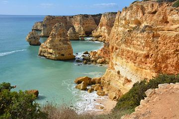 Vue de la côte rocheuse à Praia da Marinha Algarve sur My Footprints