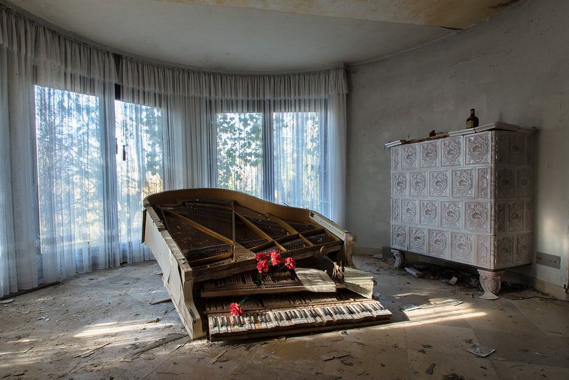 Lost Place - the piano by Linda Lu