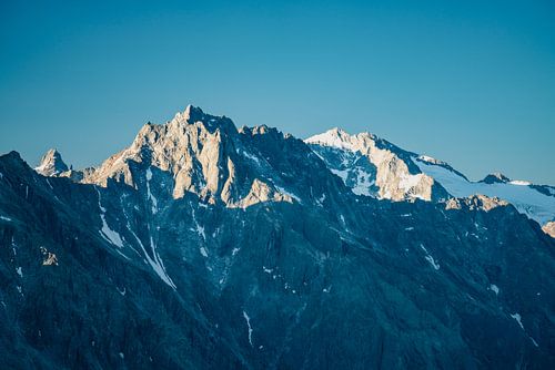 Uitzicht op de bergen van de Piz Bacun
