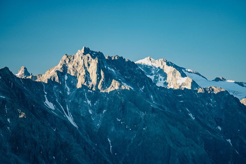 Uitzicht op de bergen van de Piz Bacun van Leo Schindzielorz
