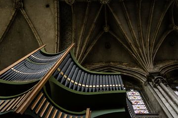 Orgel en plafond van de Sint-Petruskerk in Caen, Normandie van Paul van Putten