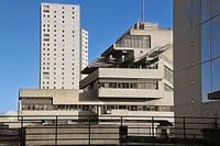 Rathaus von Terneuzen, flankiert von zwei Gebäuden, nachbearbeitet mit Farbgebung