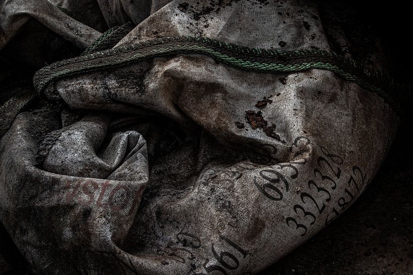 détail vieux sac de matières premières usine abandonnée par Martzen Fotografie