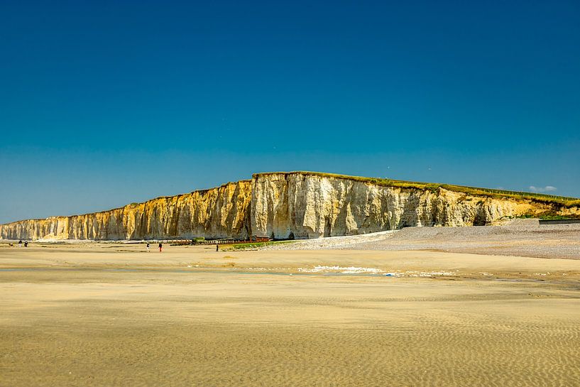 Avondwandeling op het strand in het mooie Normandië bij Saint-Aubin-Sur-Mer - Frankrijk van Oliver Hlavaty