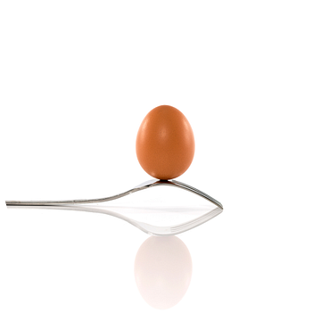 een ei balanceert op een vork van ChrisWillemsen
