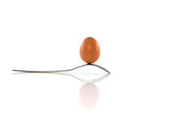 een ei balanceert op een vork van ChrisWillemsen