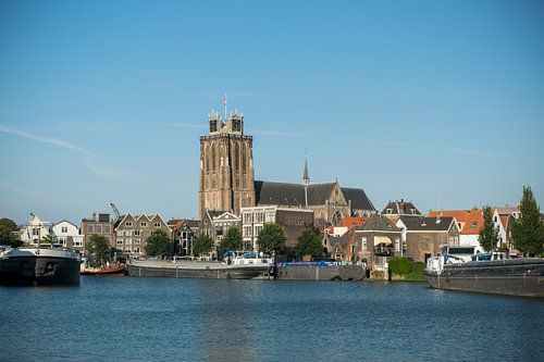 Zicht over de Kalhaven in Dordrecht op de Grote Kerk