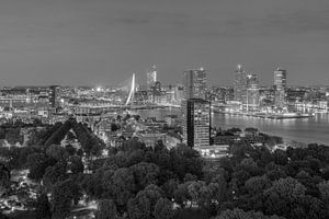 Rotterdamse skyline 's avonds zwart-wit van Michael Valjak