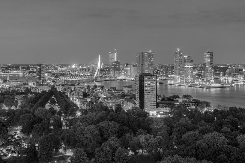 Rotterdam en noir et blanc le soir par Michael Valjak