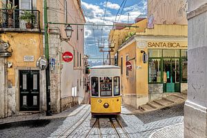 Vieux tramway jaune à Lisbonne