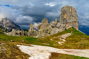 Cinque Torri in den Dolomiten im Frühling