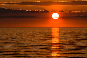A sunset on the Baltic Sea coast van Rico Ködder