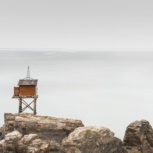 Fischerhütte auf einem Felsen an der Atlantikküste von Claire van Dun