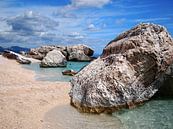 Grote rotsblokken op een strand op Sardinië van iPics Photography thumbnail